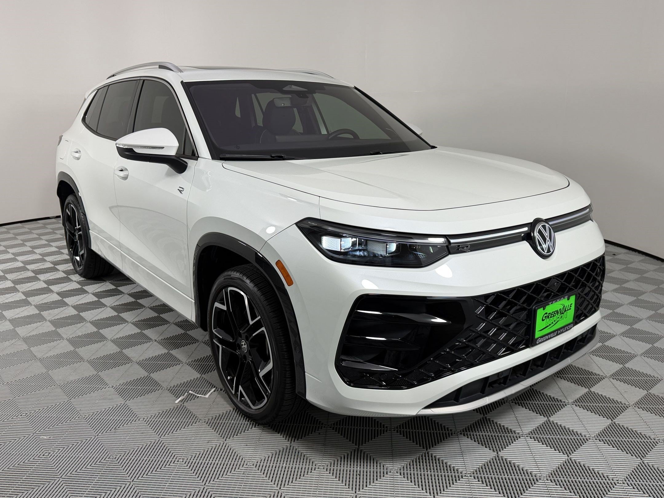 Used 2025 Volkswagen Tiguan SEL R-Line AWD/4WD image 7