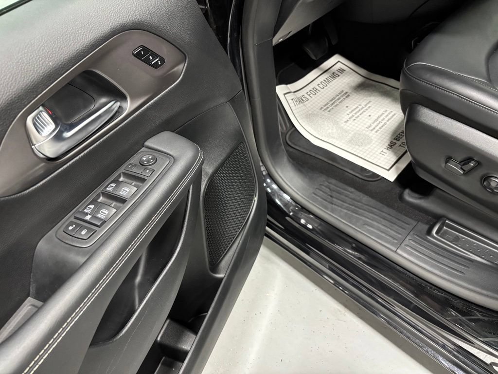 Used 2025 Chrysler Pacifica Select FWD image 9