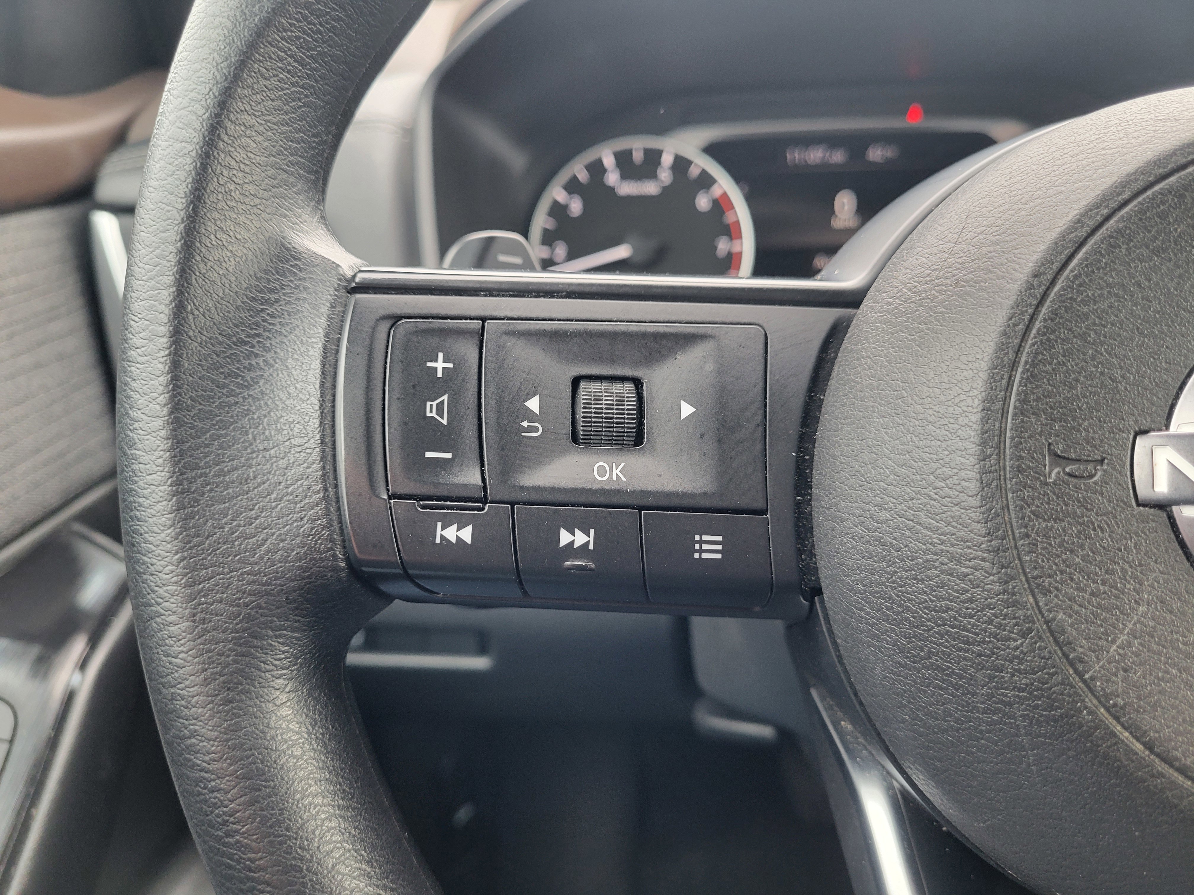 Used 2023 Nissan Rogue S AWD/4WD image 27