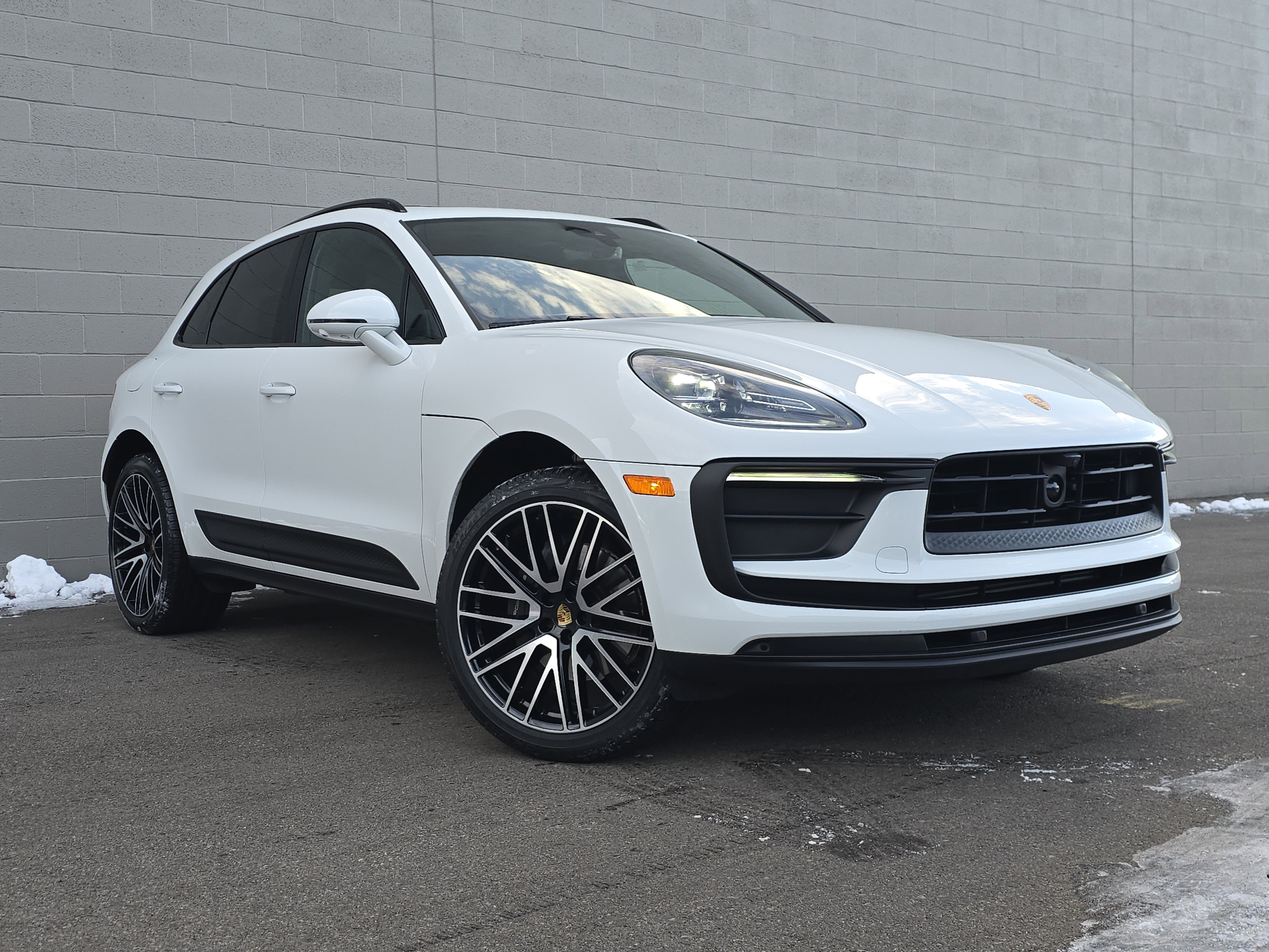 Certified 2025 Porsche Macan image 7