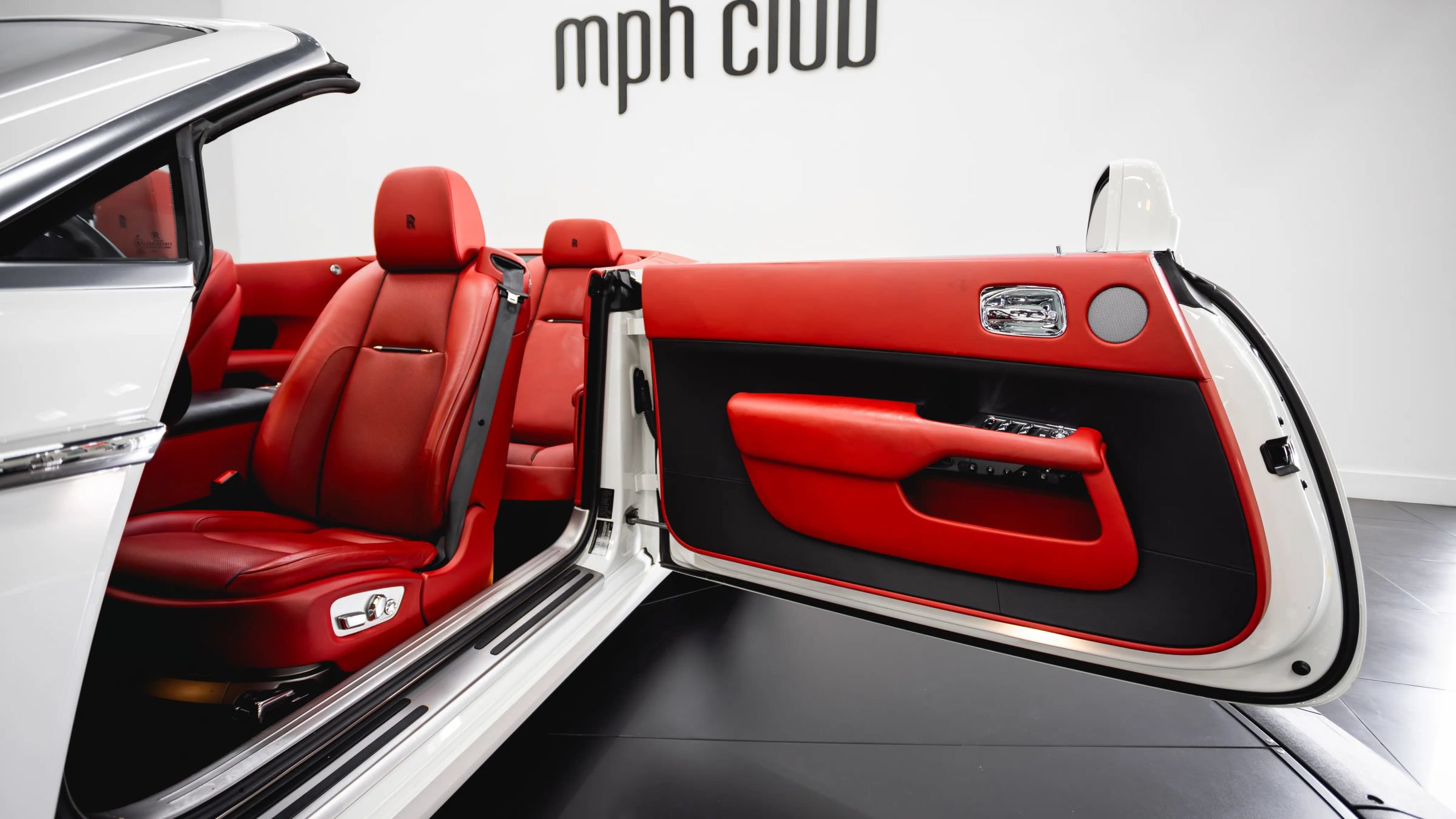 Used 2017 Rolls-Royce Dawn RWD image 43