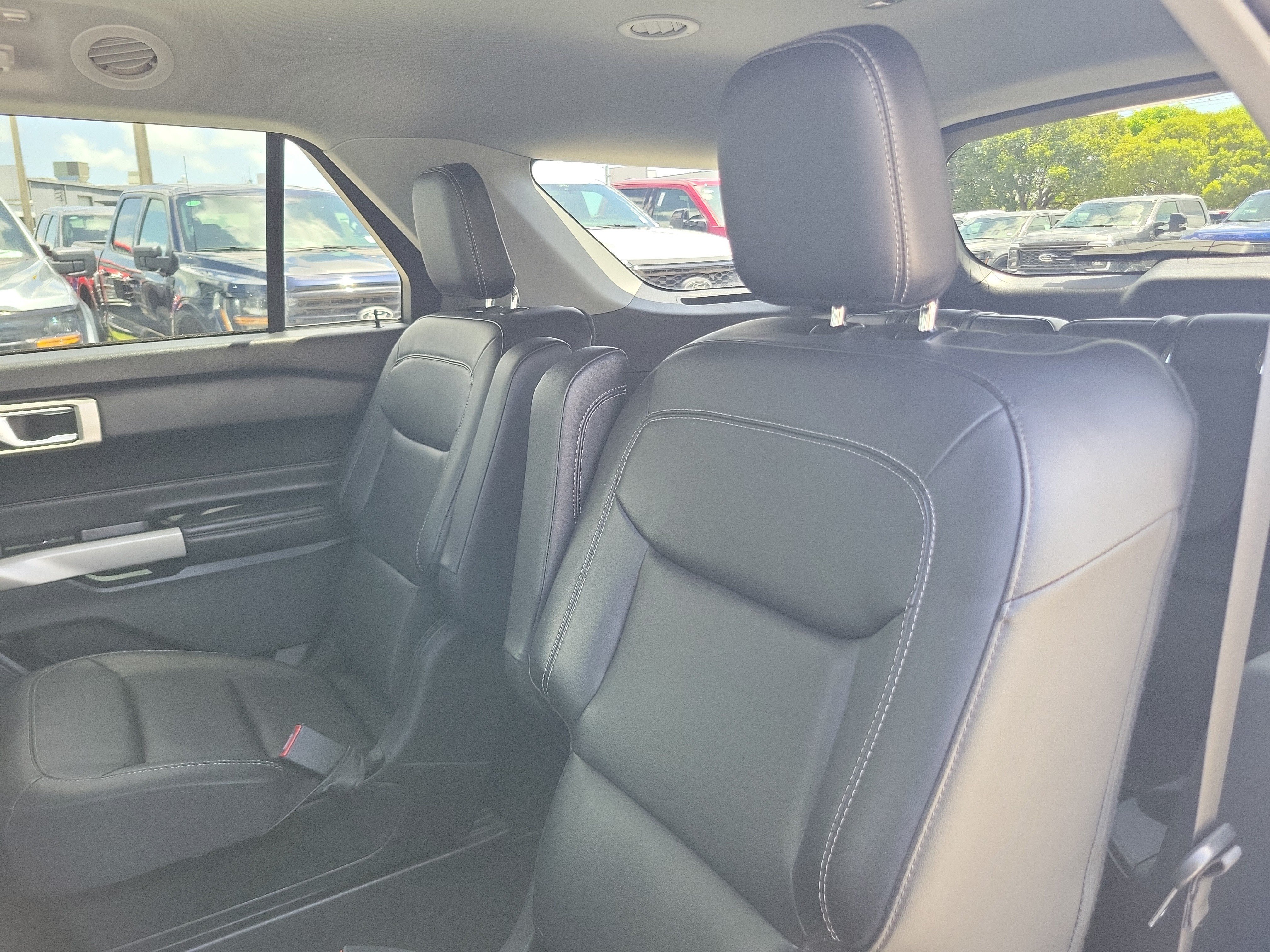 Used 2023 Ford Explorer XLT w/ Equipment Group 202A RWD image 13