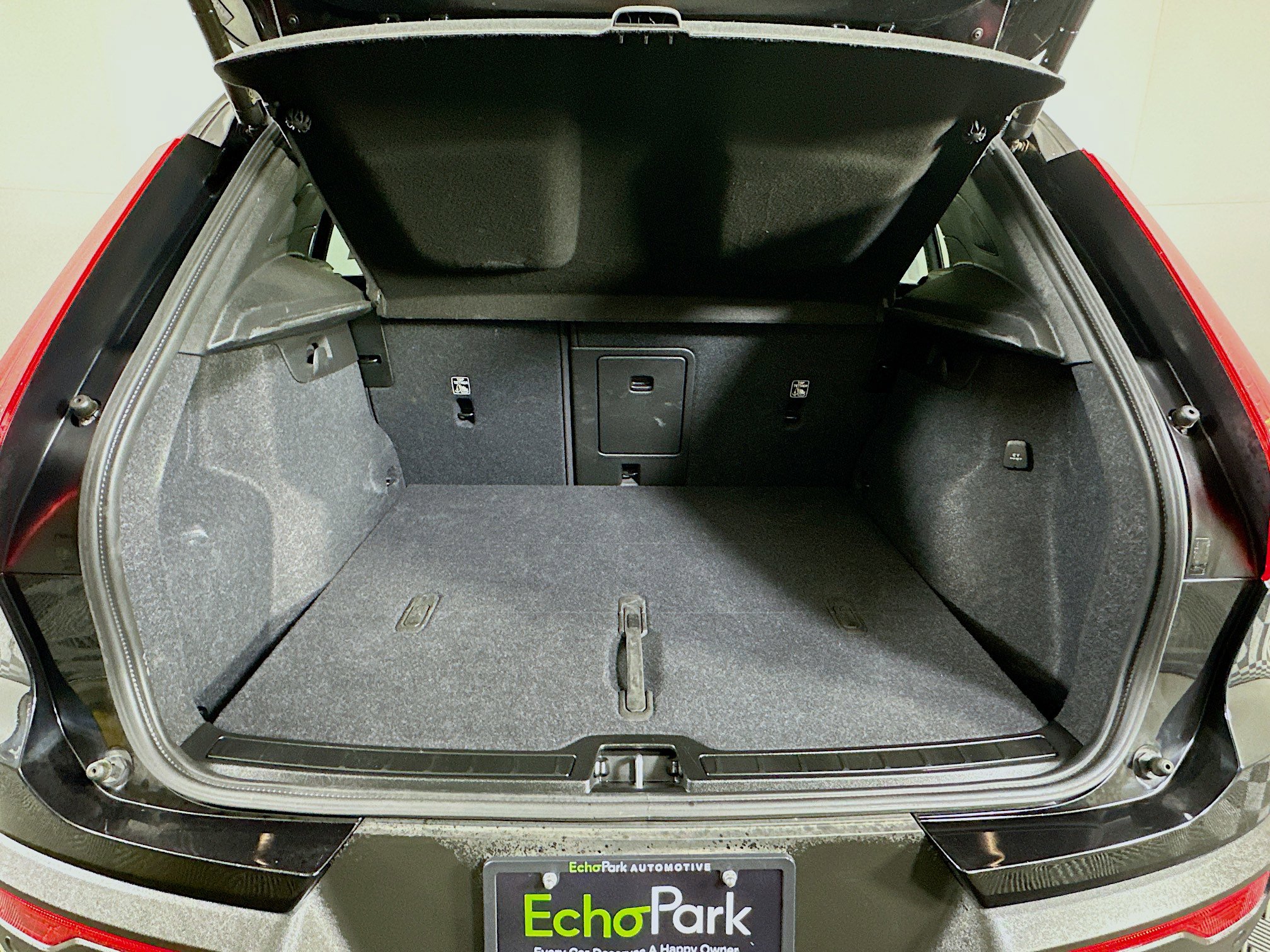 Used 2025 Volvo XC40 B5 Plus image 29