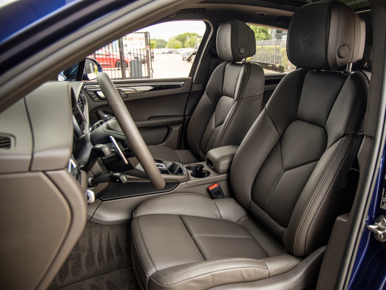 Certified 2025 Porsche Macan image 5