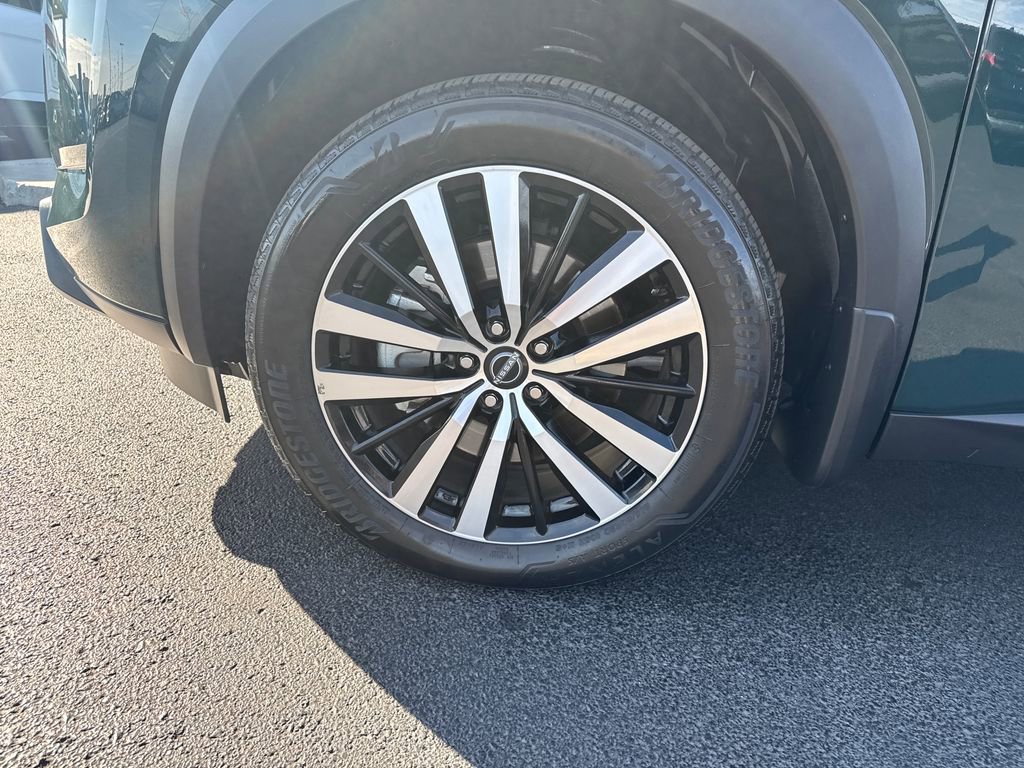 Used 2024 Nissan Pathfinder Platinum w/ Black Appearance Package image 32