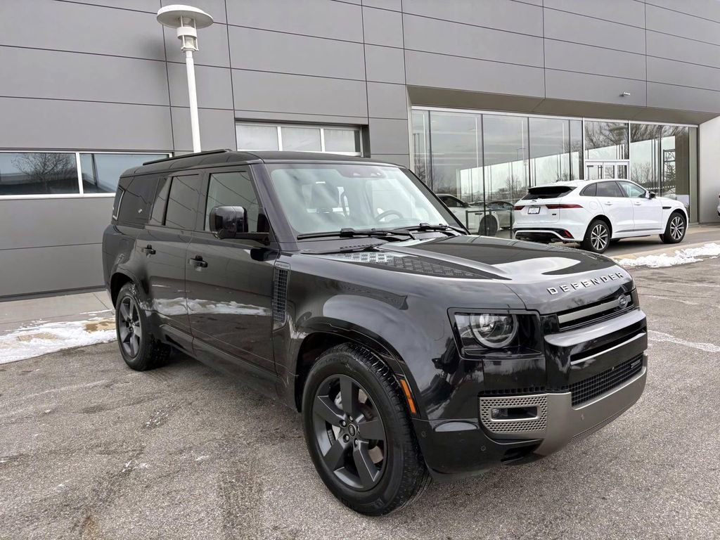 Used 2023 Land Rover Defender 130 X-Dynamic SE image 3