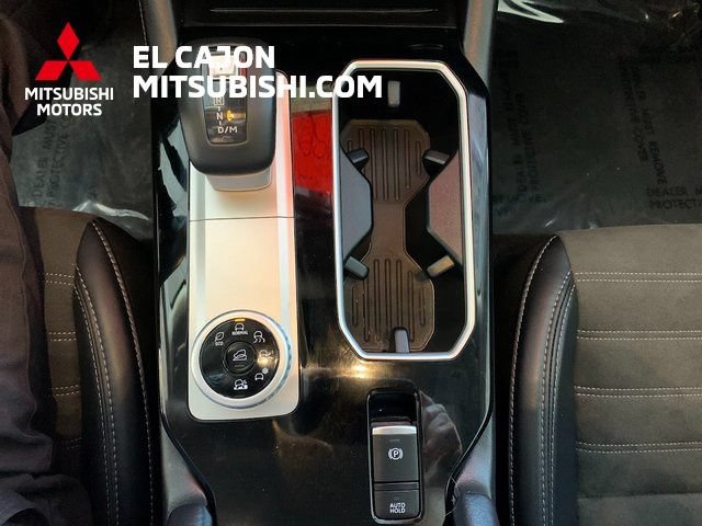 Used 2025 Mitsubishi Outlander AWD image 17