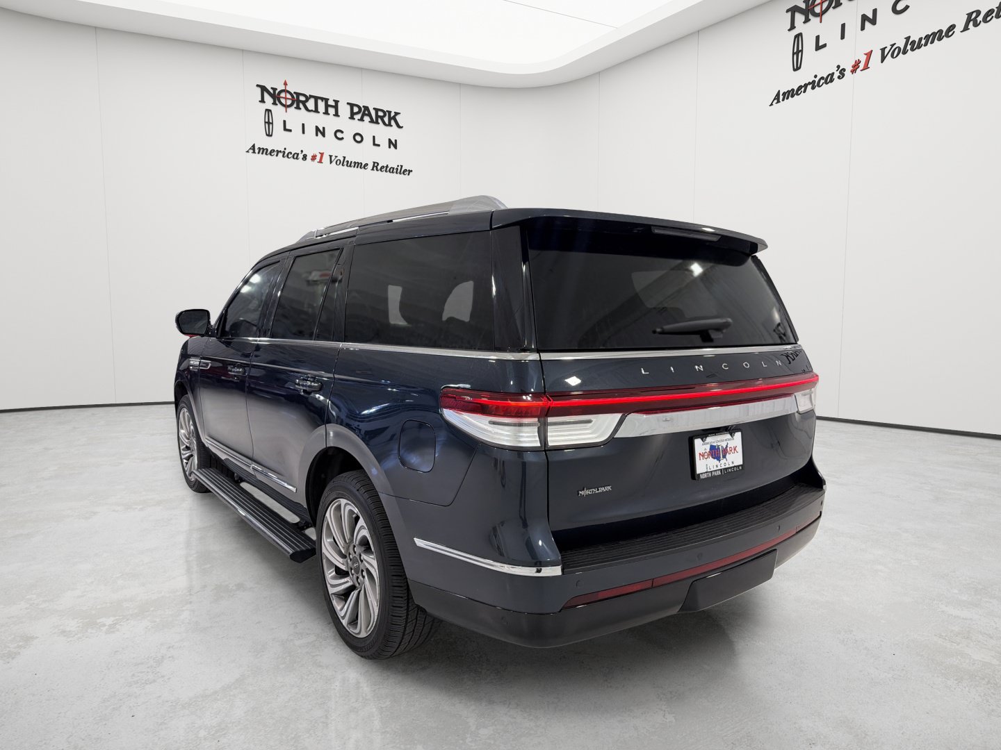 Used 2022 Lincoln Navigator 2WD image 3