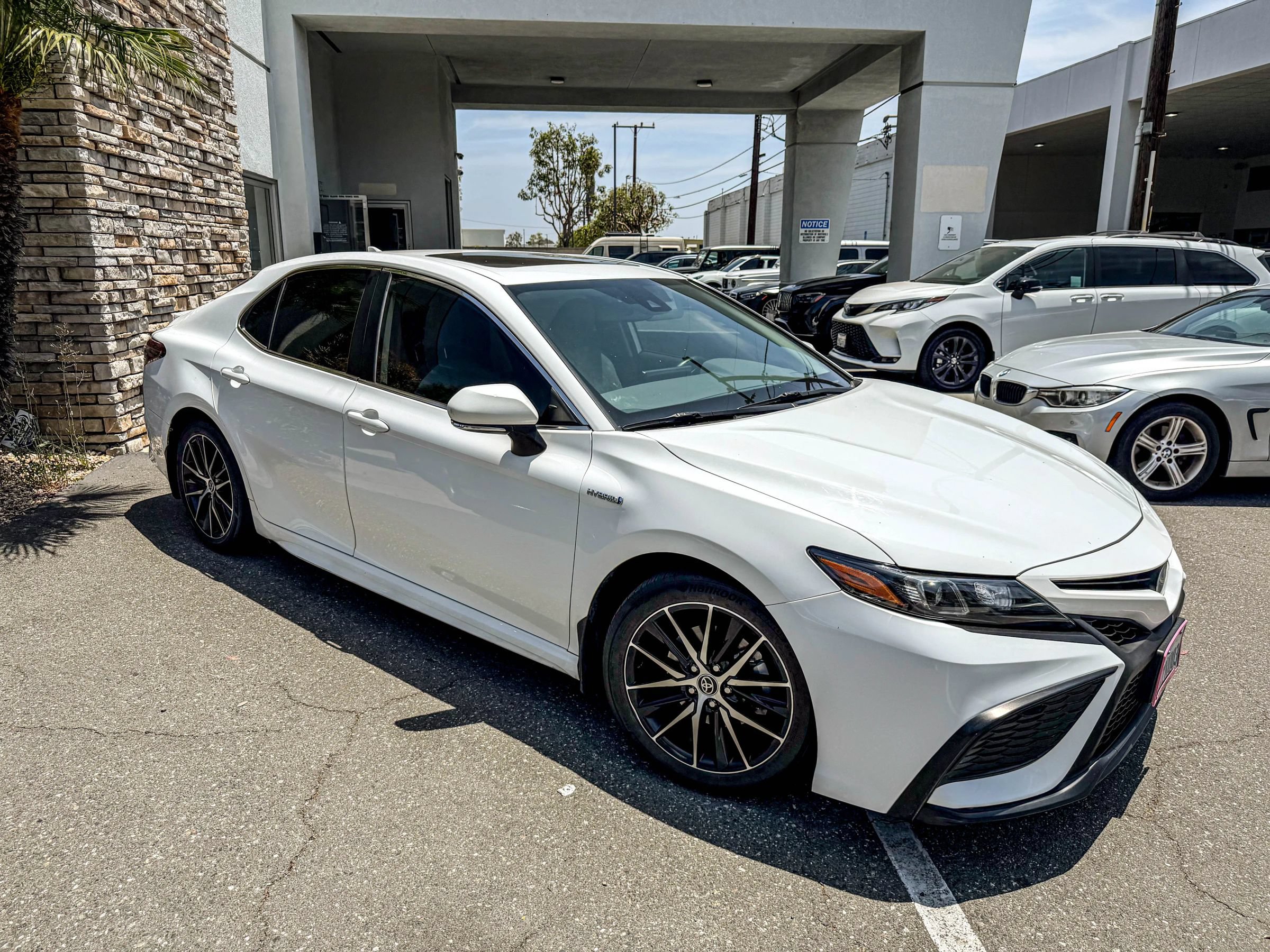 Used 2021 Toyota Camry SE w/ Audio Upgrade Package FWD image 2
