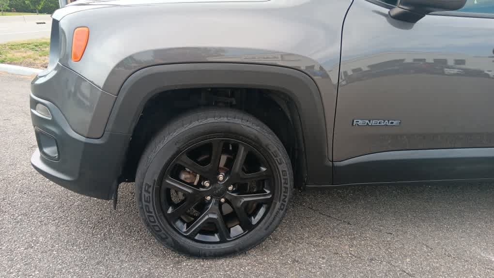 Used 2016 Jeep Renegade Latitude AWD/4WD image 10