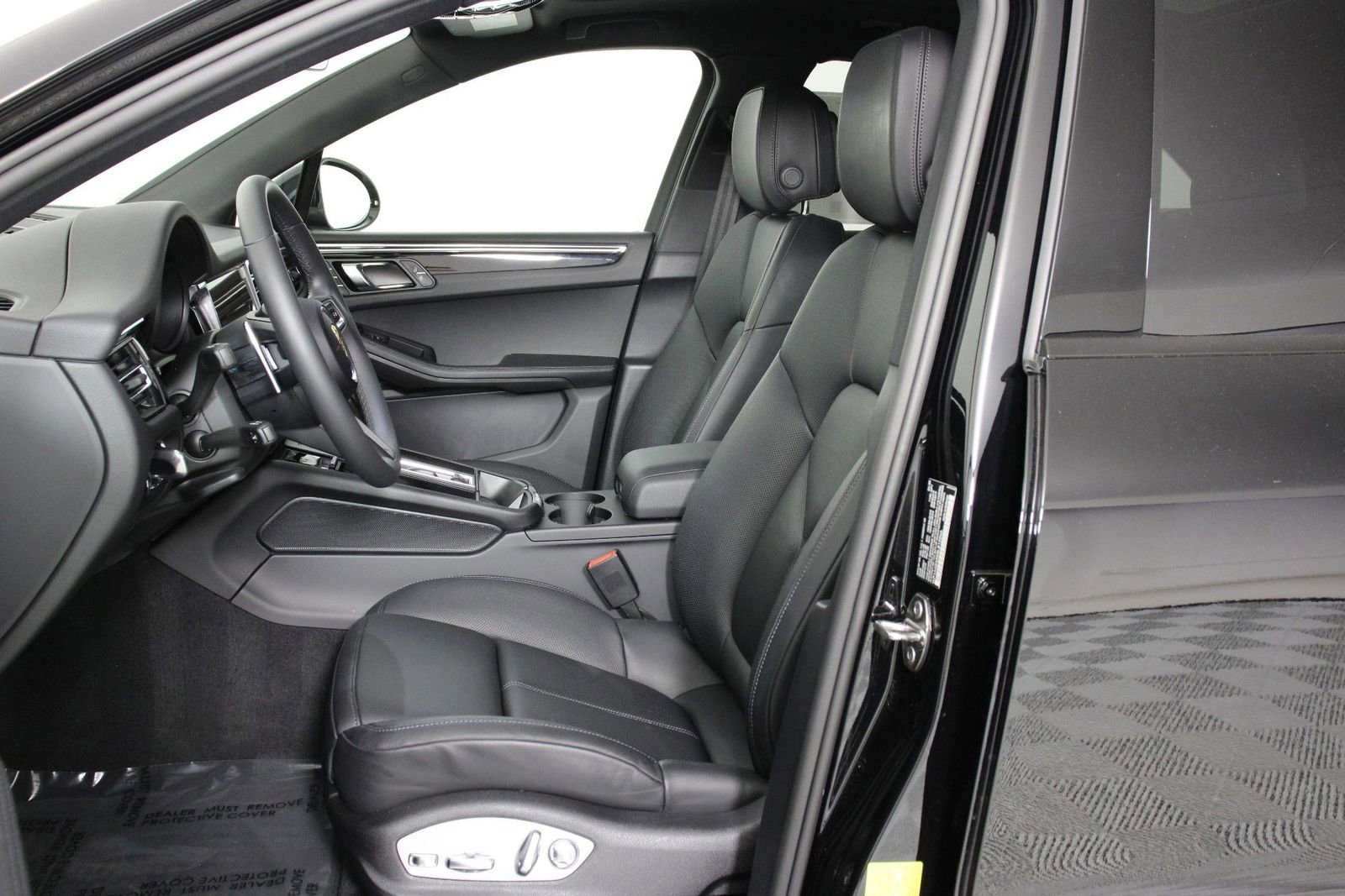 Certified 2025 Porsche Macan image 5