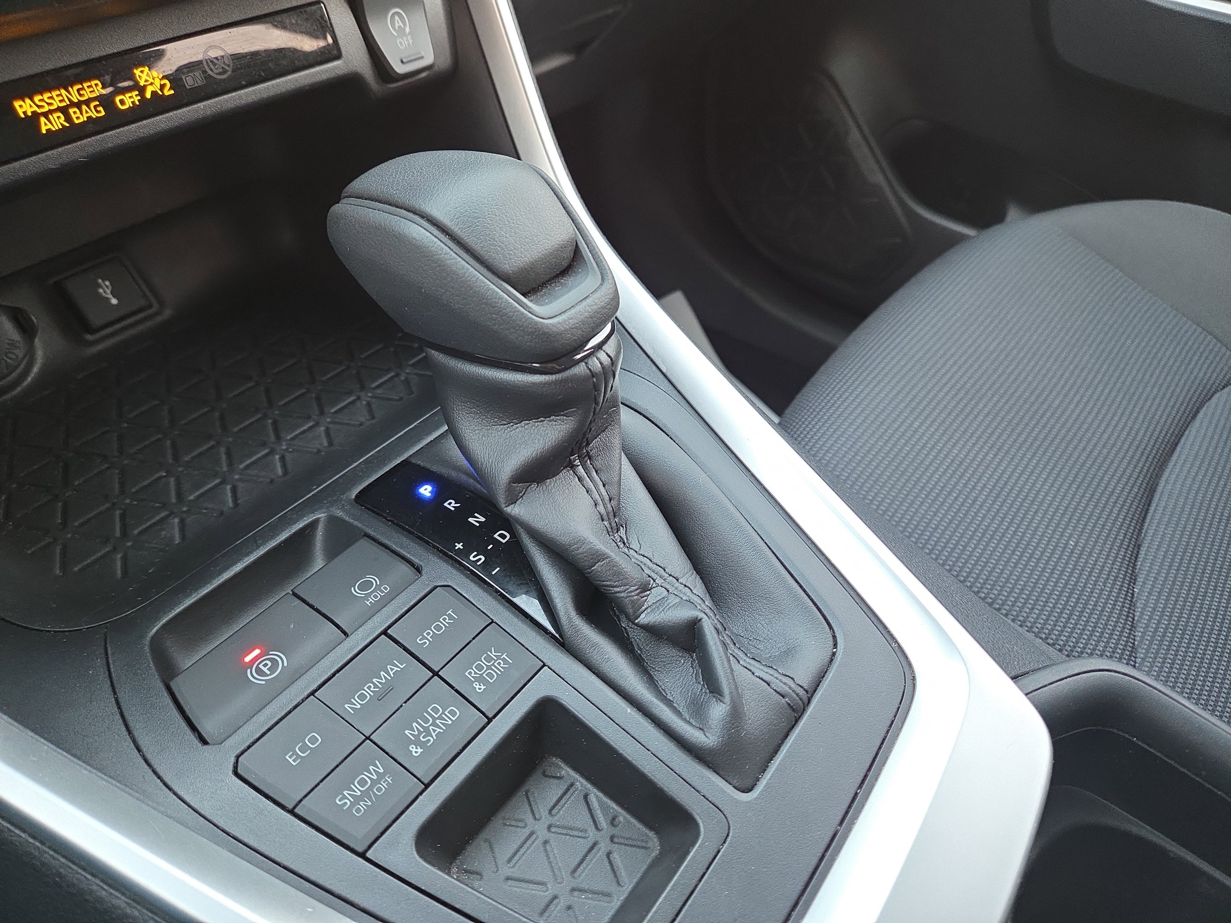 Used 2020 Toyota RAV4 LE image 23