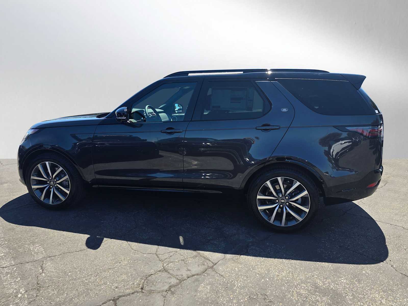 New 2025 Land Rover Discovery Dynamic SE image 2