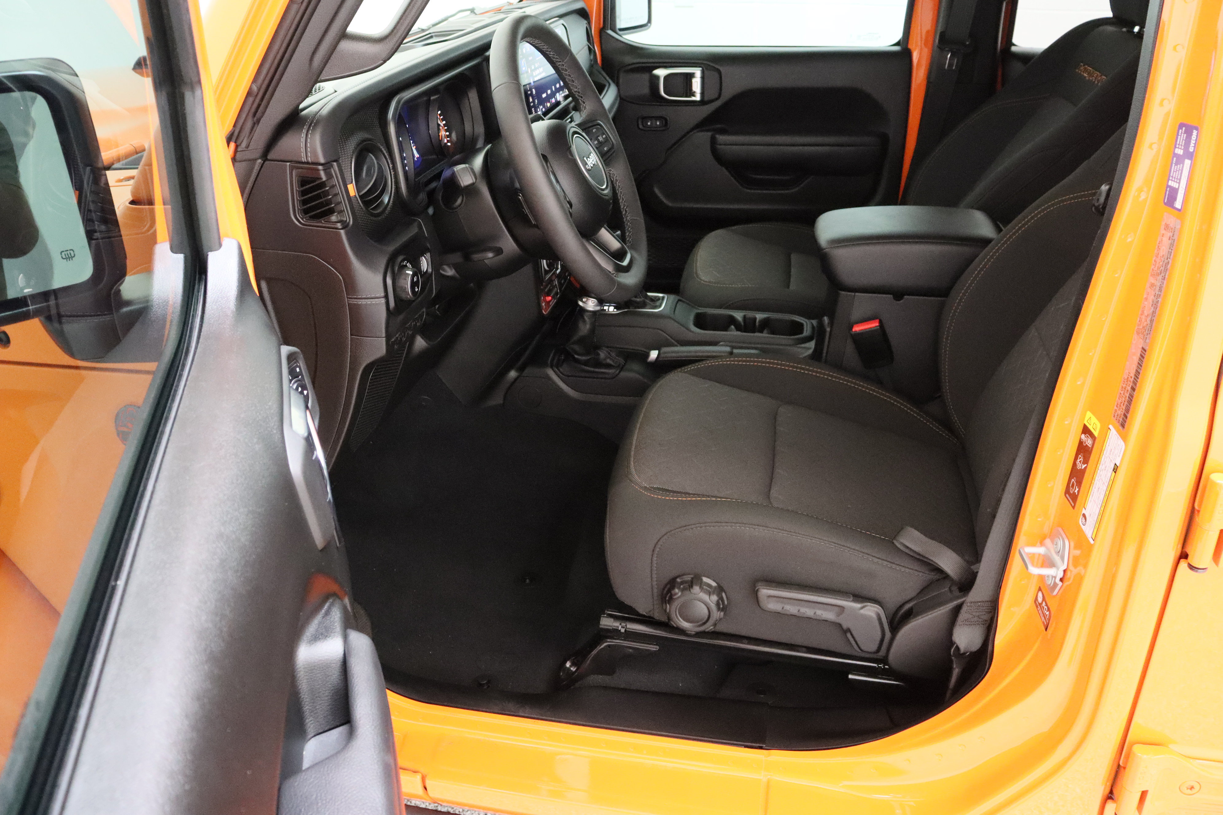 Used 2025 Jeep Gladiator Mojave w/ Convenience Group AWD/4WD image 14