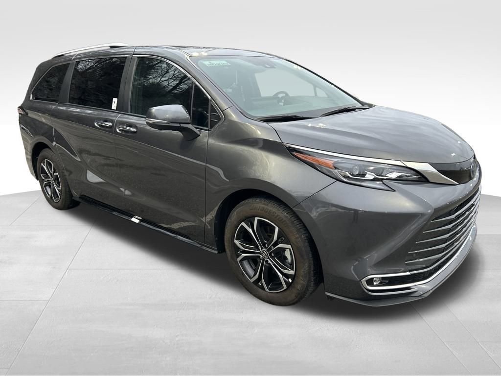Used 2025 Toyota Sienna Platinum image 7
