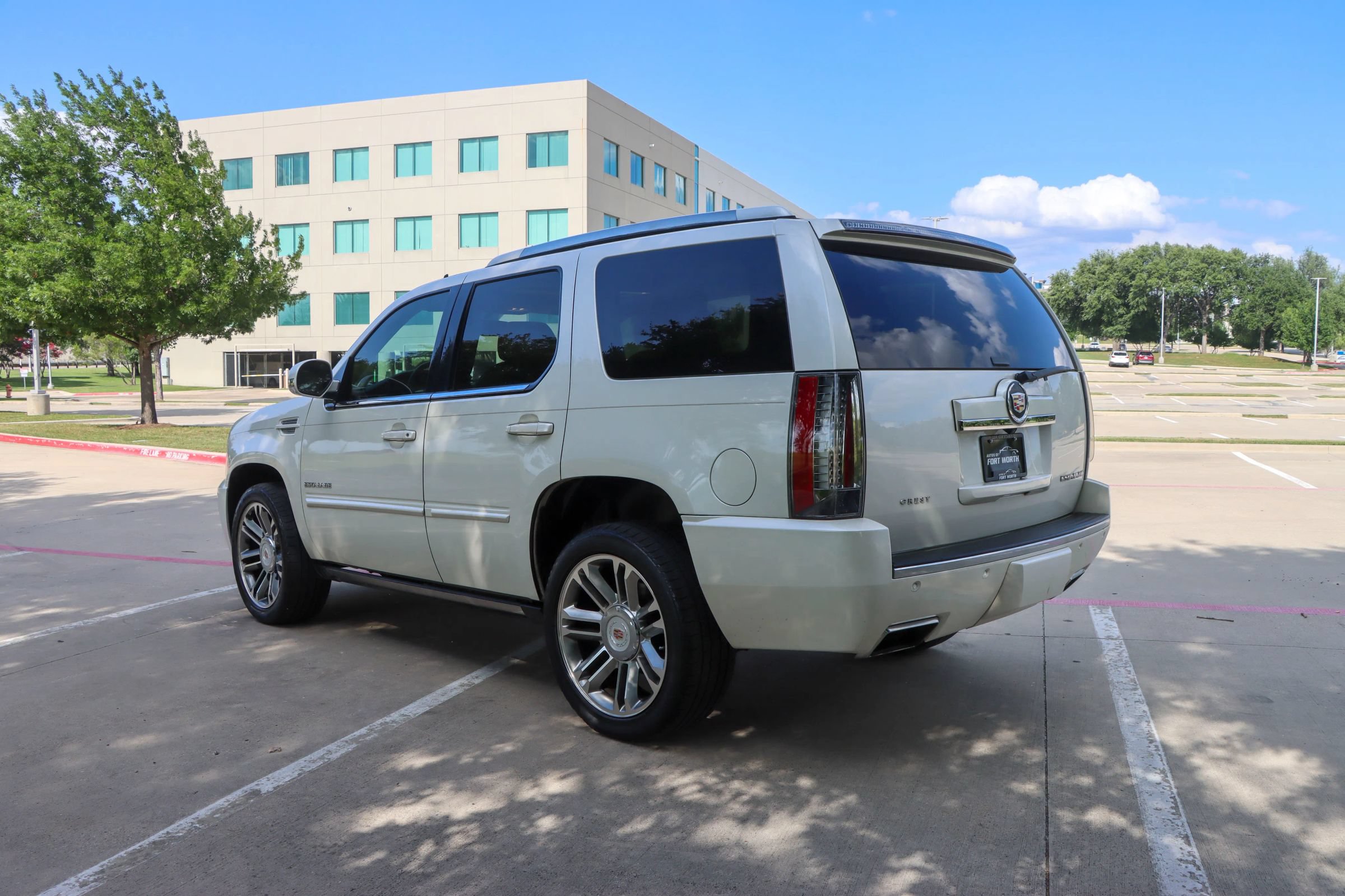Used 2014 Cadillac Escalade Premium RWD image 5