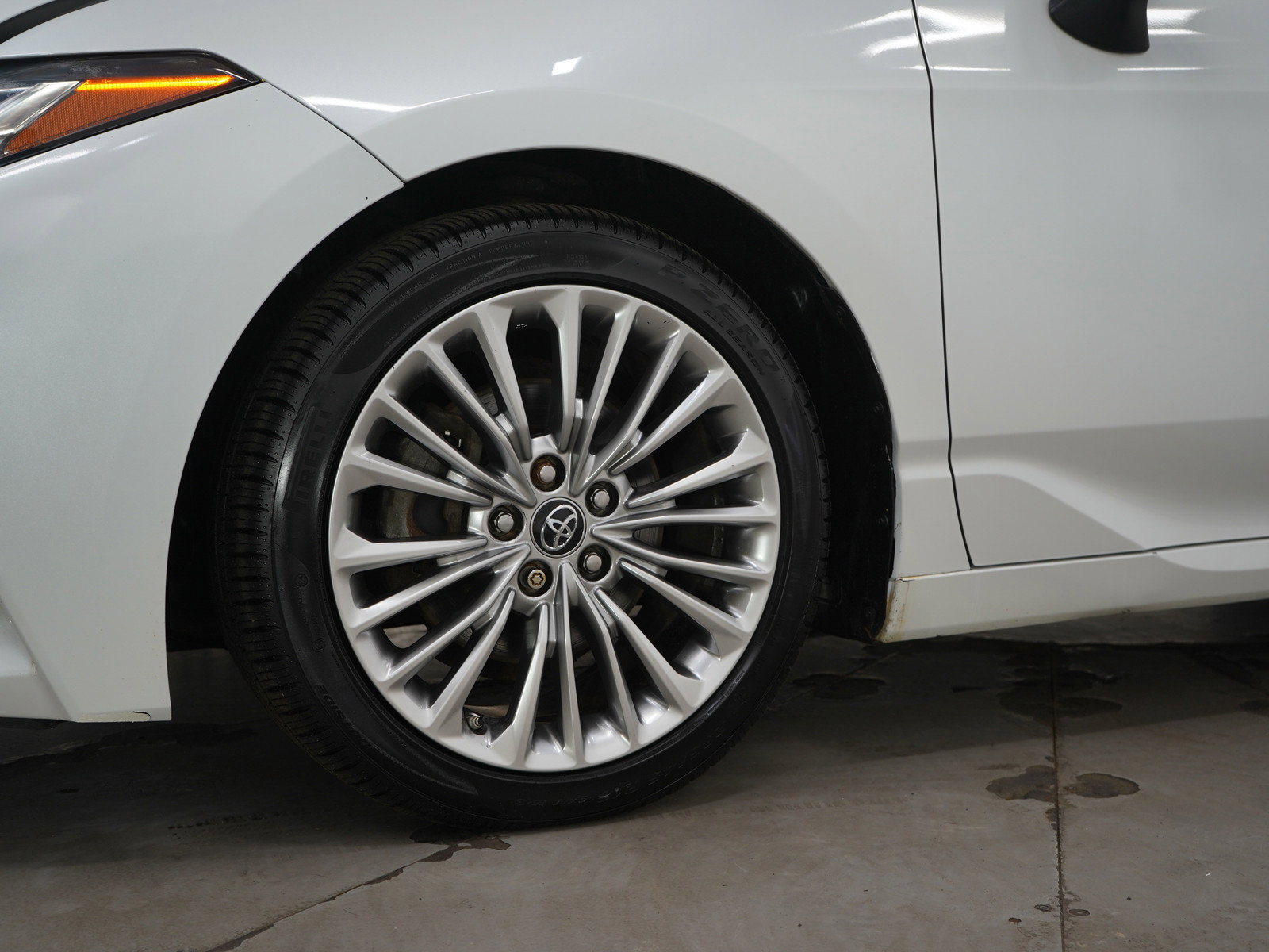 Used 2019 Toyota Avalon Limited image 29