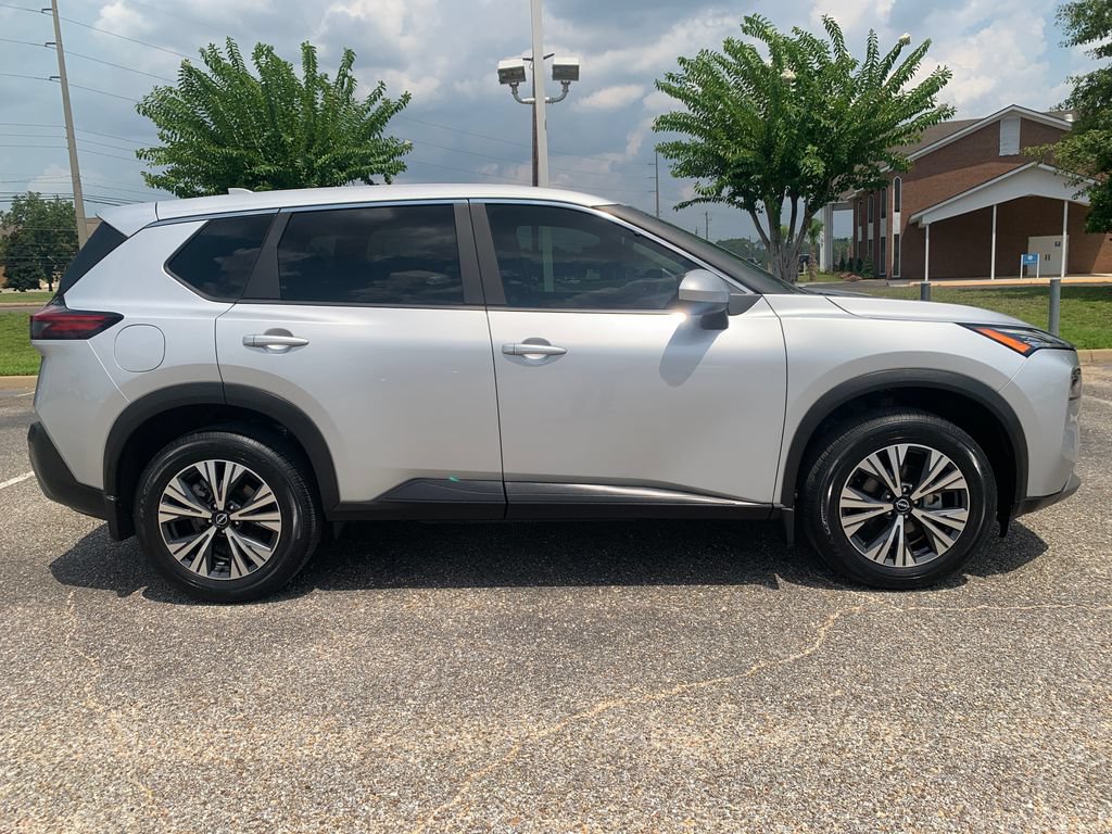 Used 2023 Nissan Rogue SV FWD image 2