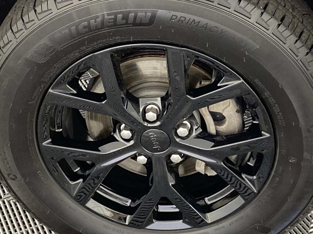 Used 2025 Jeep Grand Cherokee Altitude AWD/4WD image 26