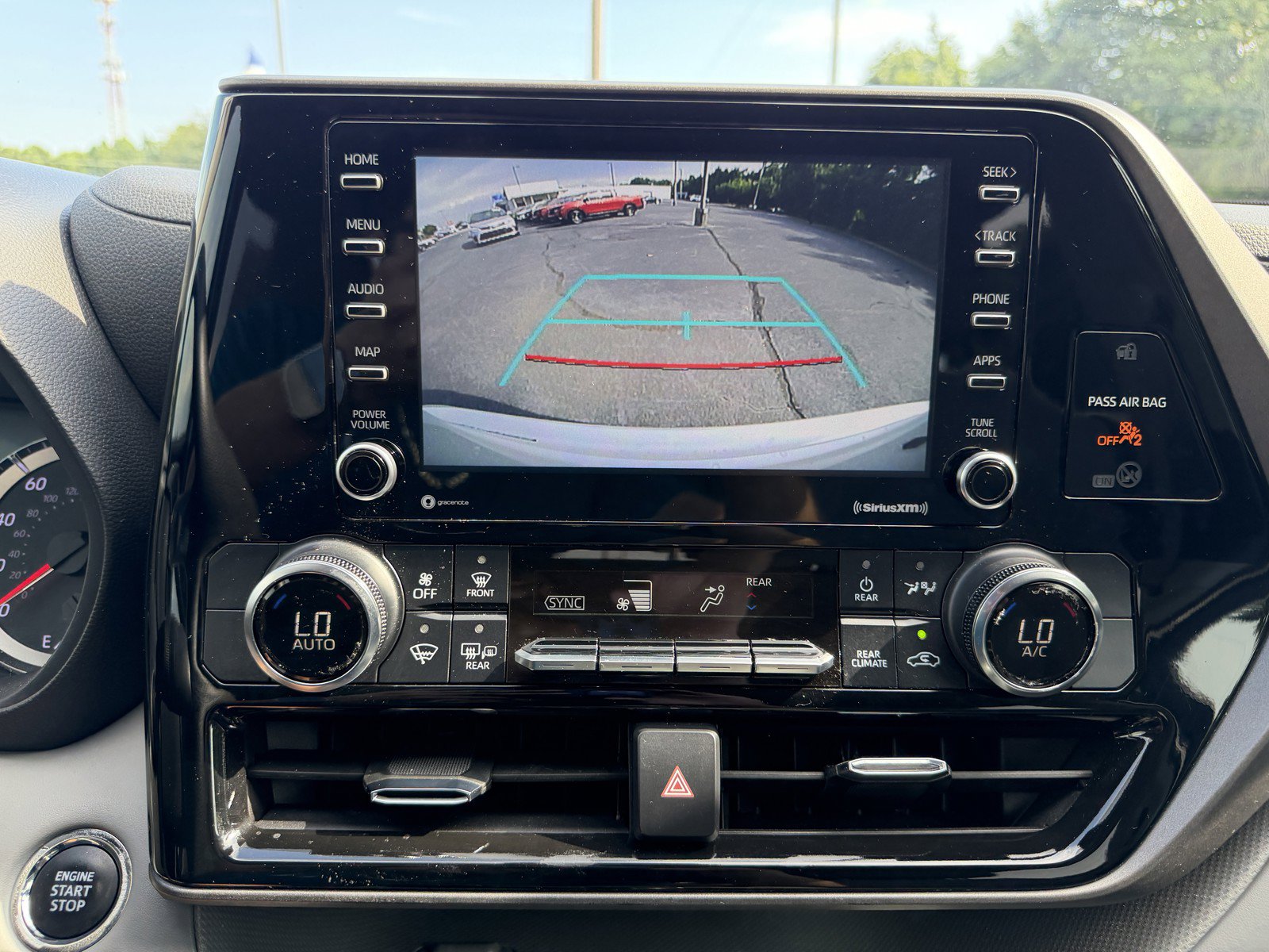 Used 2022 Toyota Highlander L FWD image 27