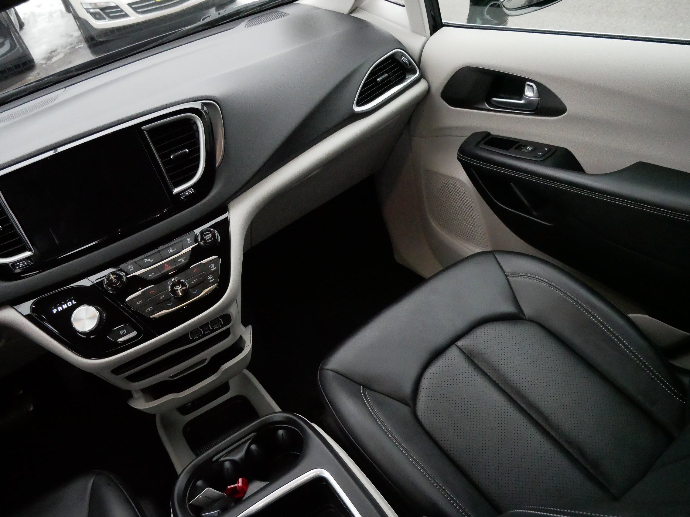 Used 2024 Chrysler Pacifica Touring-L image 11