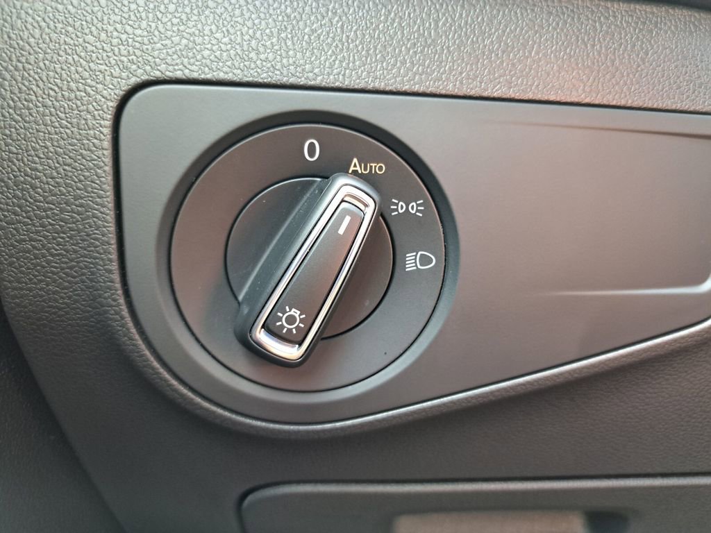 Used 2023 Volkswagen Tiguan SE w/ Panoramic Sunroof Package image 16