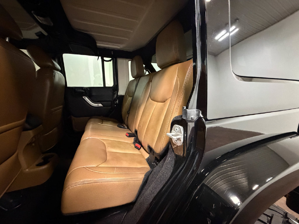 Used 2015 Jeep Wrangler Unlimited Sahara w/ Connectivity Group AWD/4WD image 8