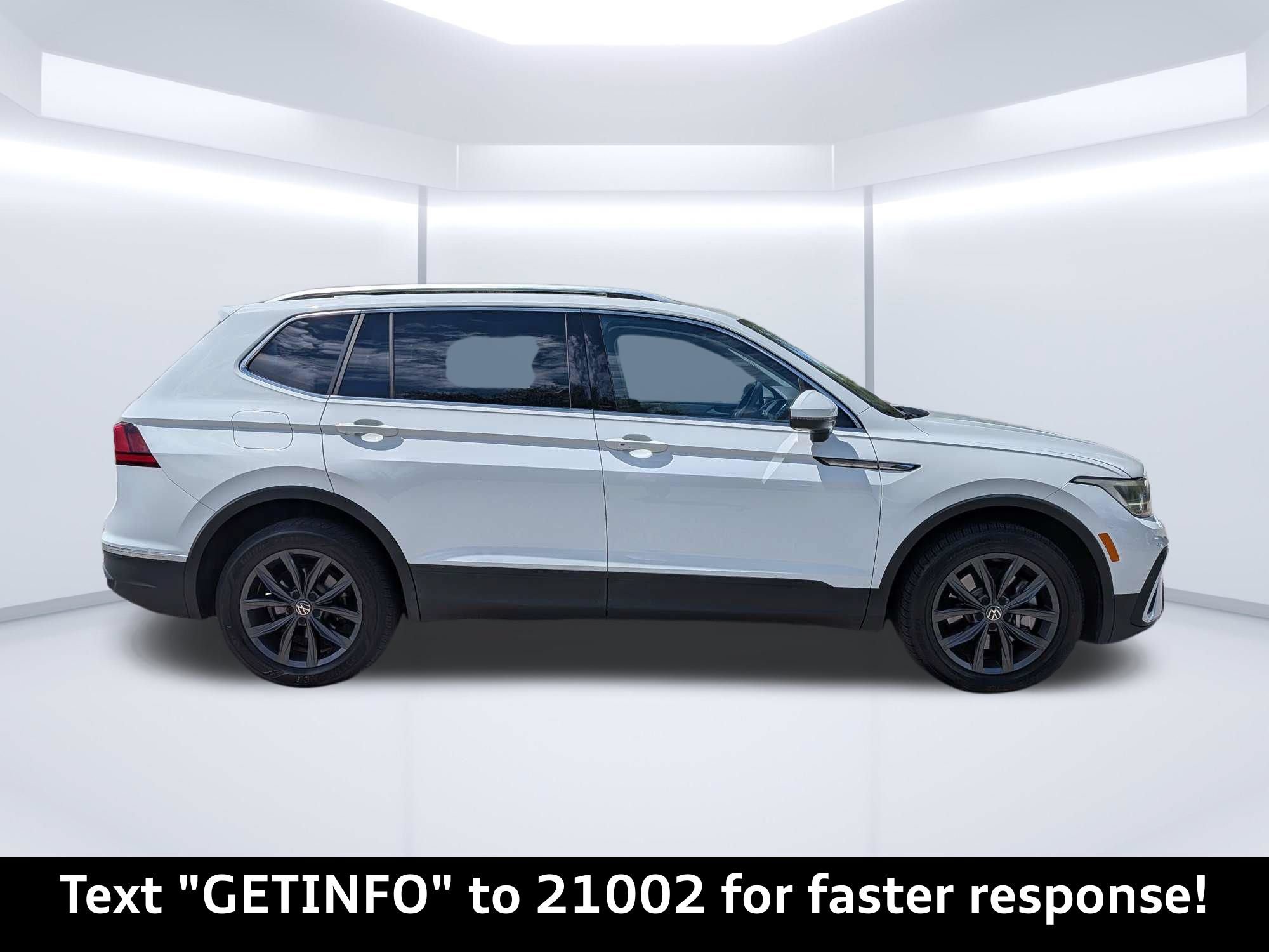 Used 2022 Volkswagen Tiguan SE w/ Panoramic Sunroof Package FWD image 2