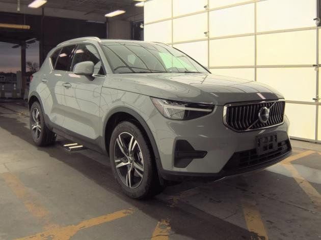 Used 2025 Volvo XC40 B5 Core AWD/4WD image 2