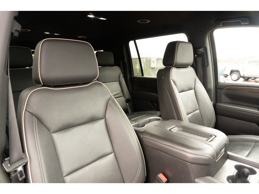 Used 2024 Chevrolet Suburban Premier AWD/4WD image 19