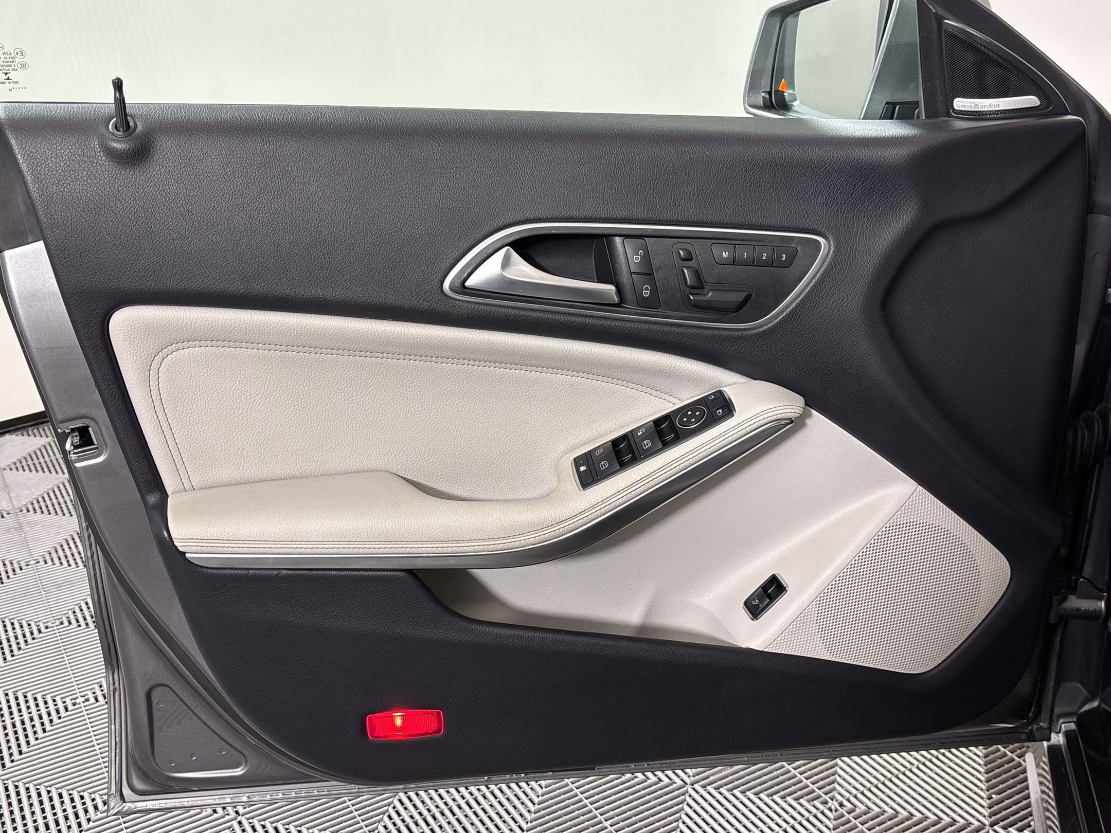 Used 2015 Mercedes-Benz CLA 250 image 12