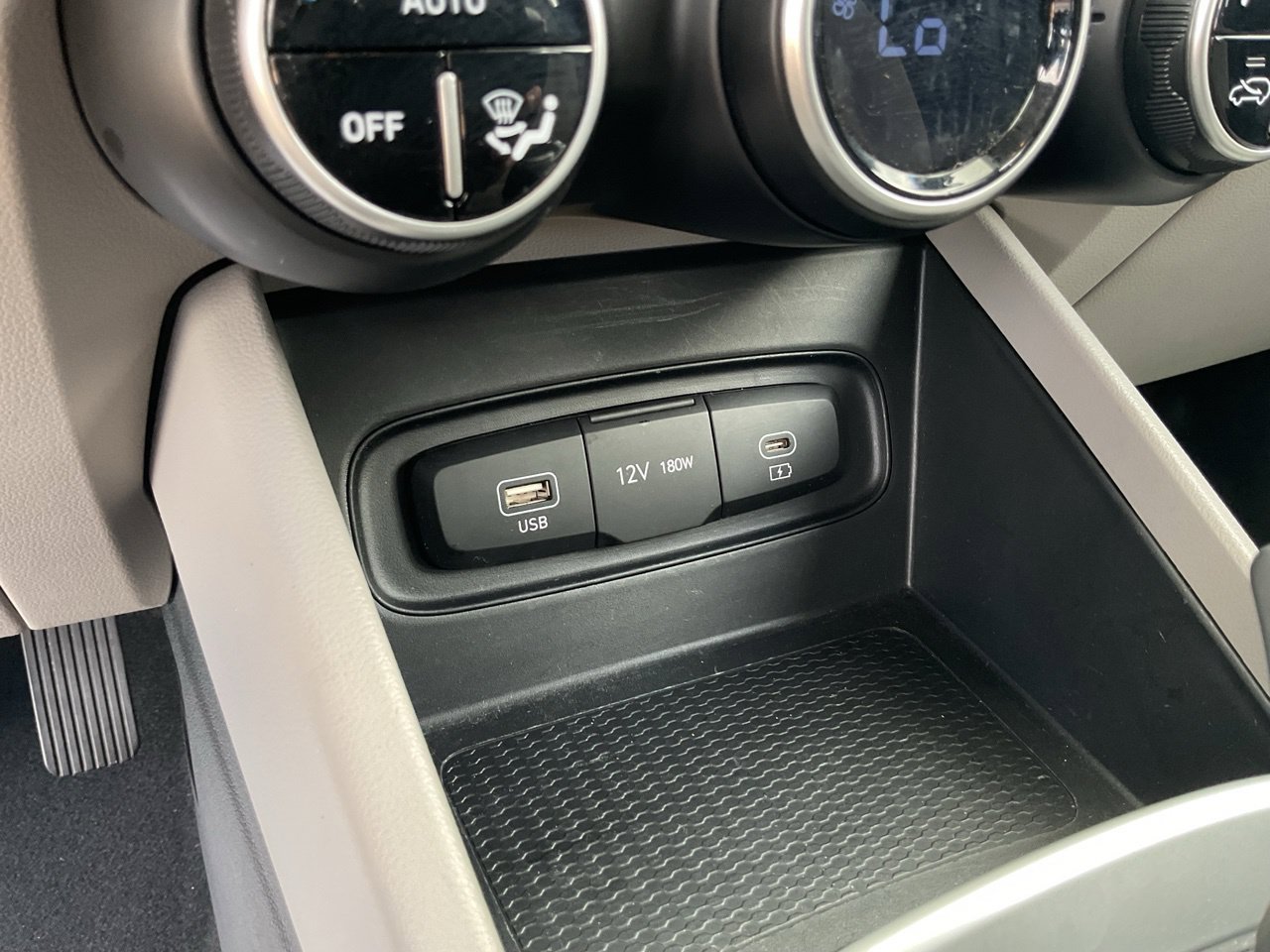 Used 2025 Hyundai Venue SEL FWD image 28