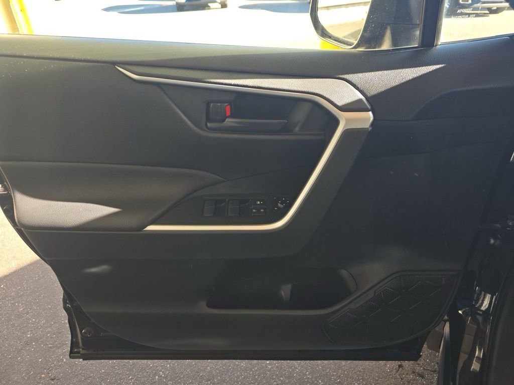 Used 2020 Toyota RAV4 LE image 10