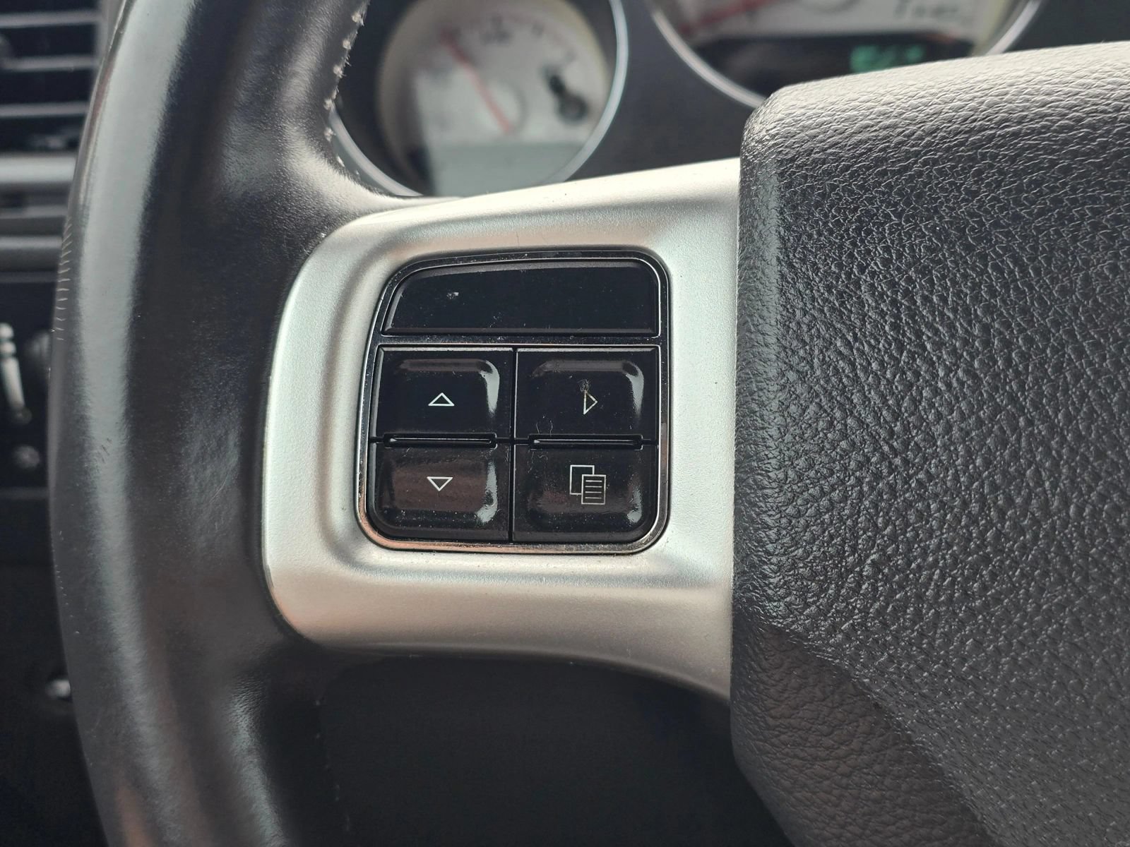 Used 2014 Dodge Challenger SXT RWD image 22