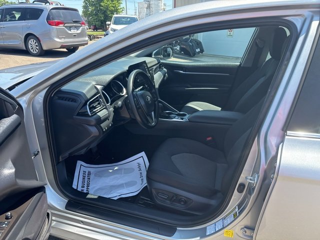 Used 2022 Toyota Camry LE image 9