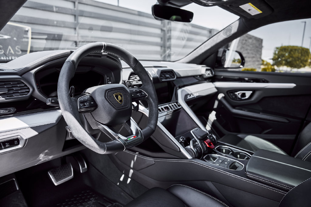 Used 2022 Lamborghini Urus AWD/4WD image 2