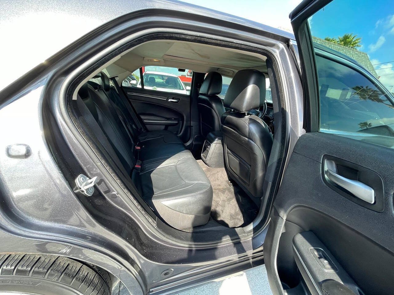 Used 2016 Chrysler 300 Limited RWD image 8