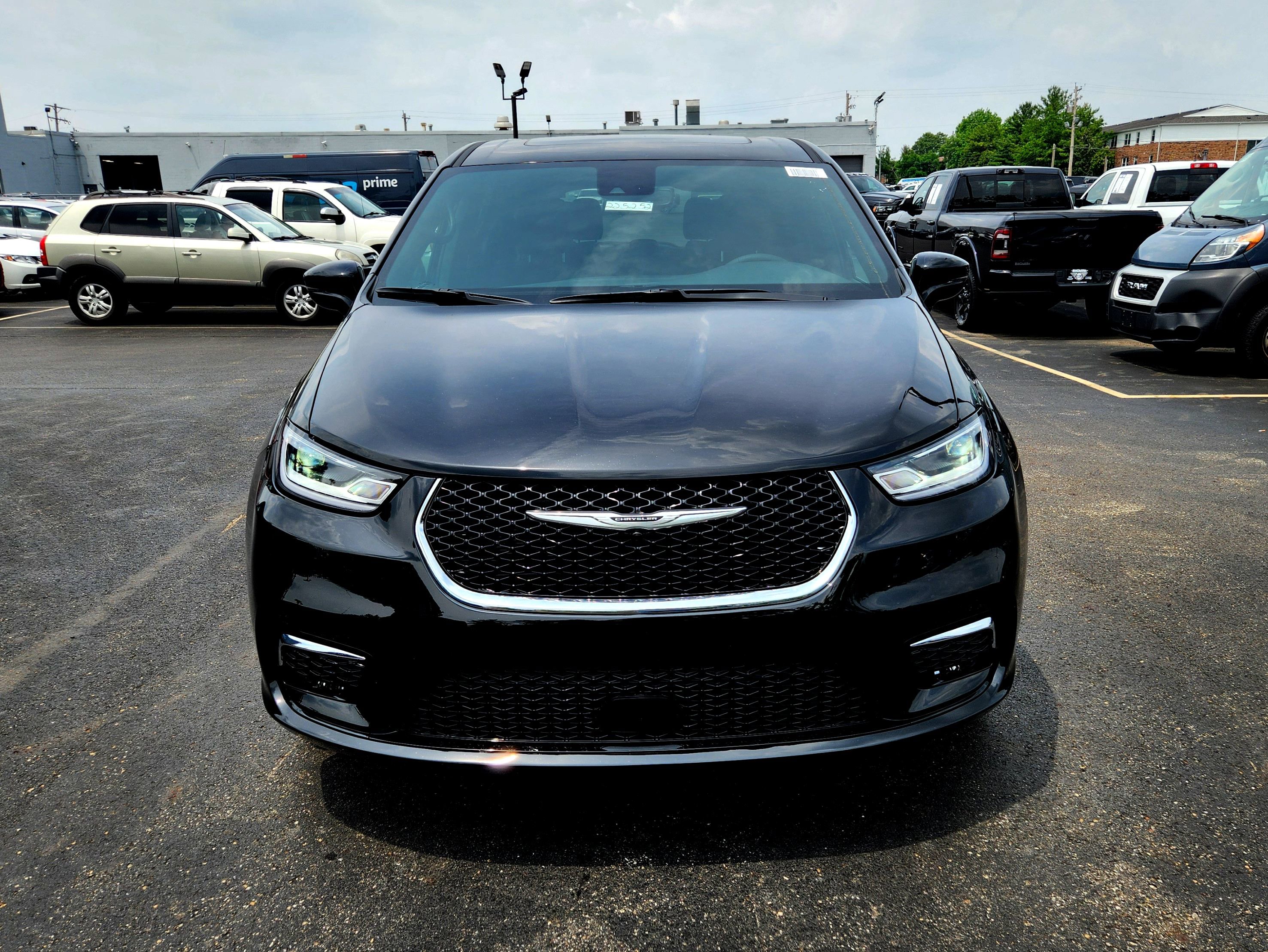 New 2025 Chrysler Pacifica Select w/ Uconnect Theater Family Group image 3