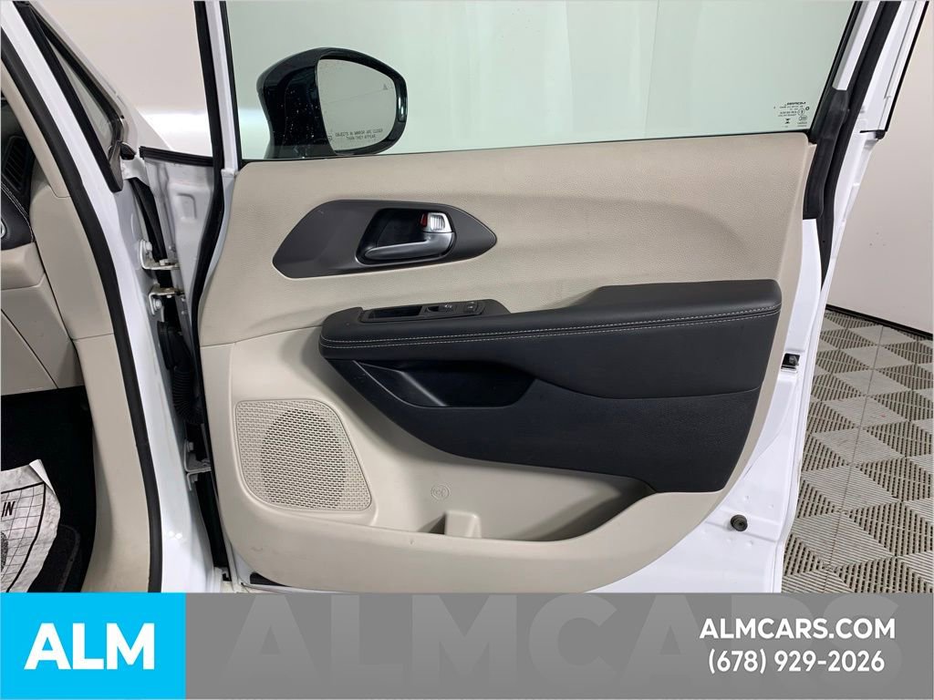 Used 2024 Chrysler Pacifica Select image 37