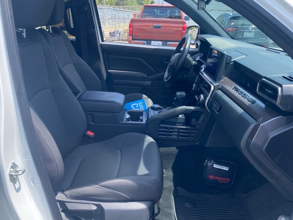 Used 2025 Toyota Tacoma SR5 AWD/4WD image 16