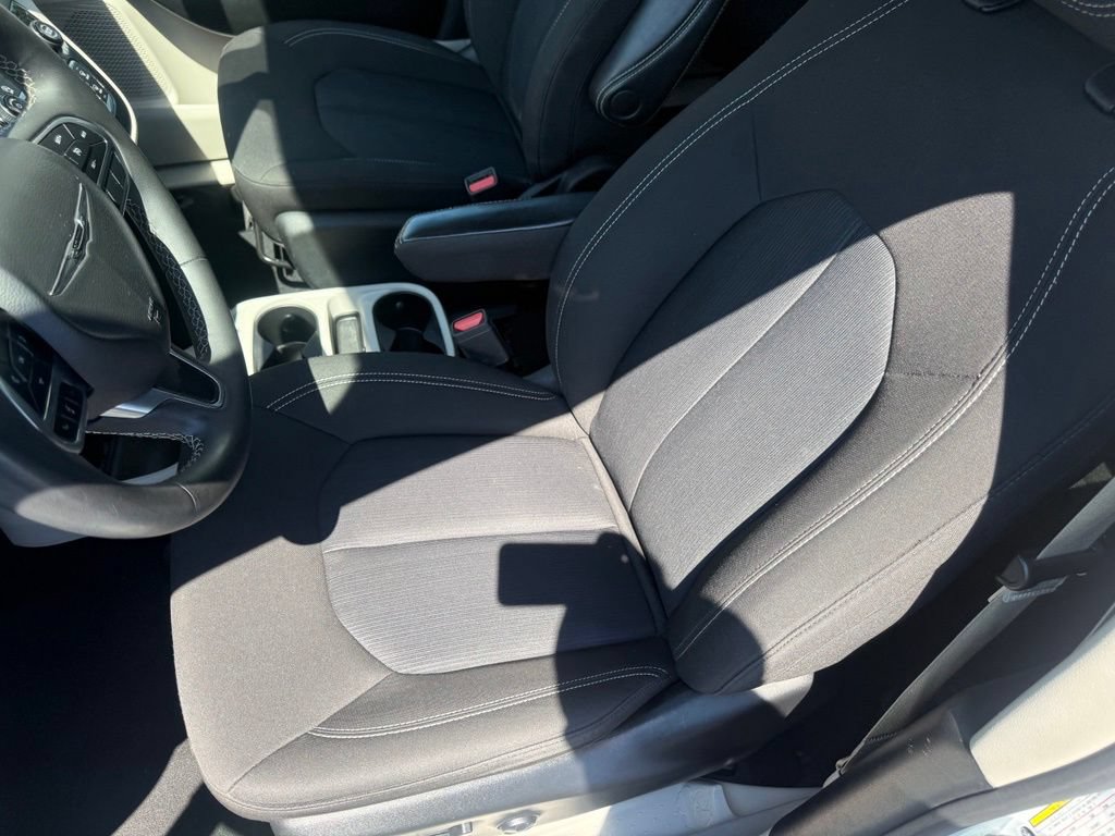 Used 2023 Chrysler Voyager LX FWD image 16