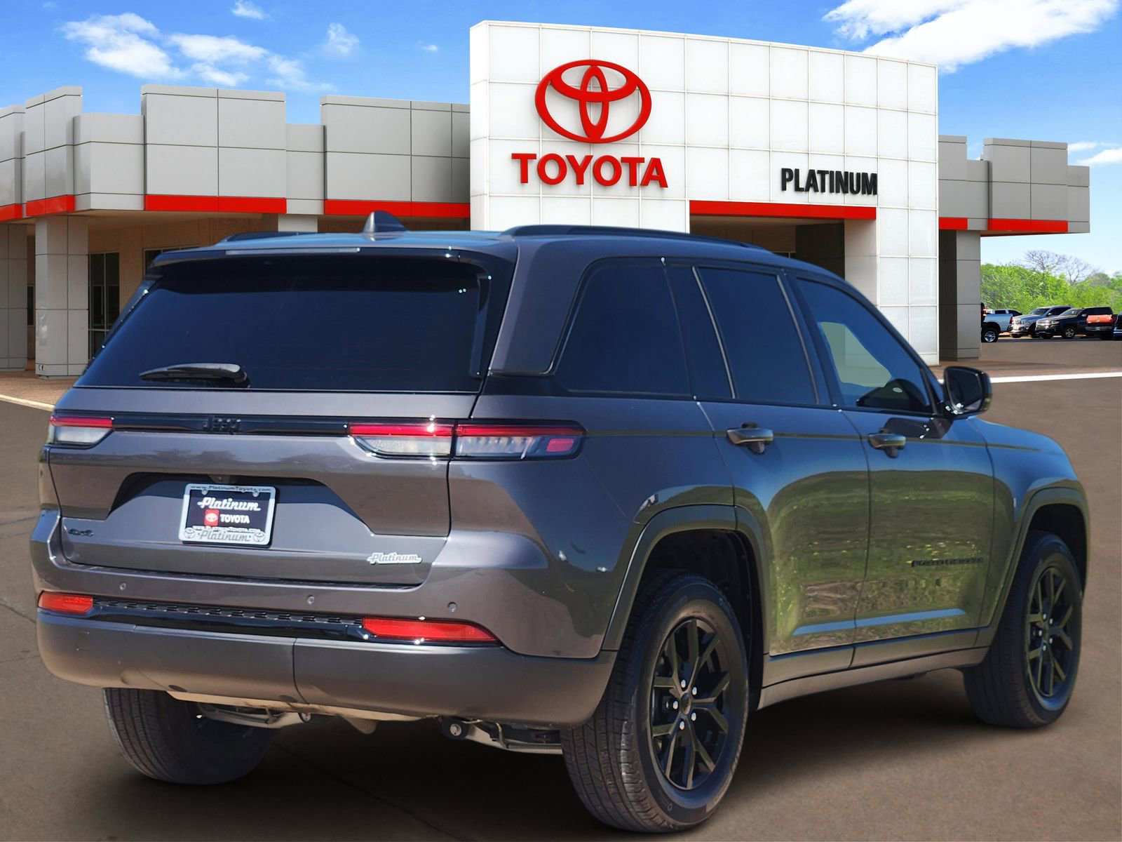 Used 2024 Jeep Grand Cherokee Altitude AWD/4WD image 4