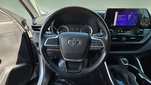 Used 2023 Toyota Highlander LE FWD image 12