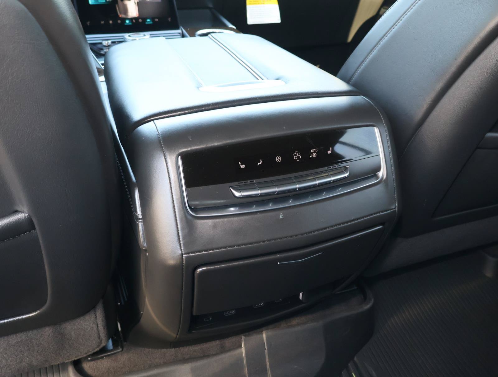 Certified 2025 Cadillac Escalade ESV Sport Platinum w/ LPO, ONYX Package AWD/4WD image 17