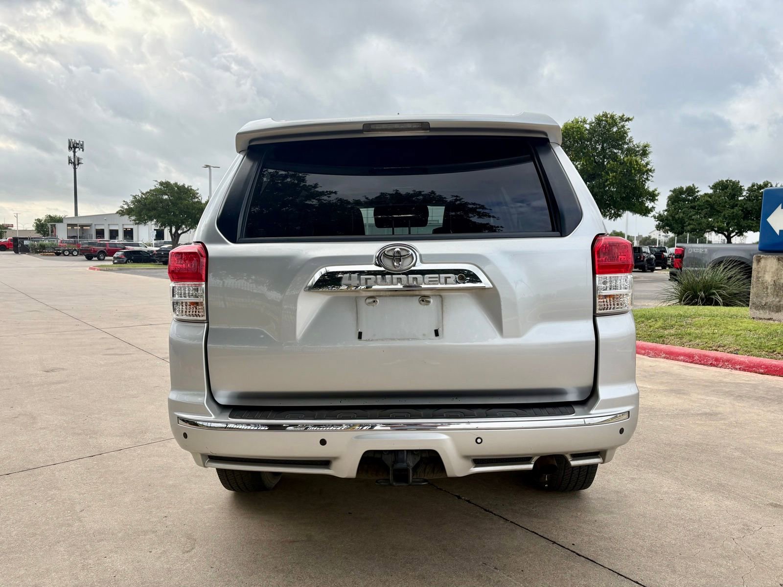Used 2011 Toyota 4Runner SR5 w/ Premium Pkg w/Leather RWD image 4