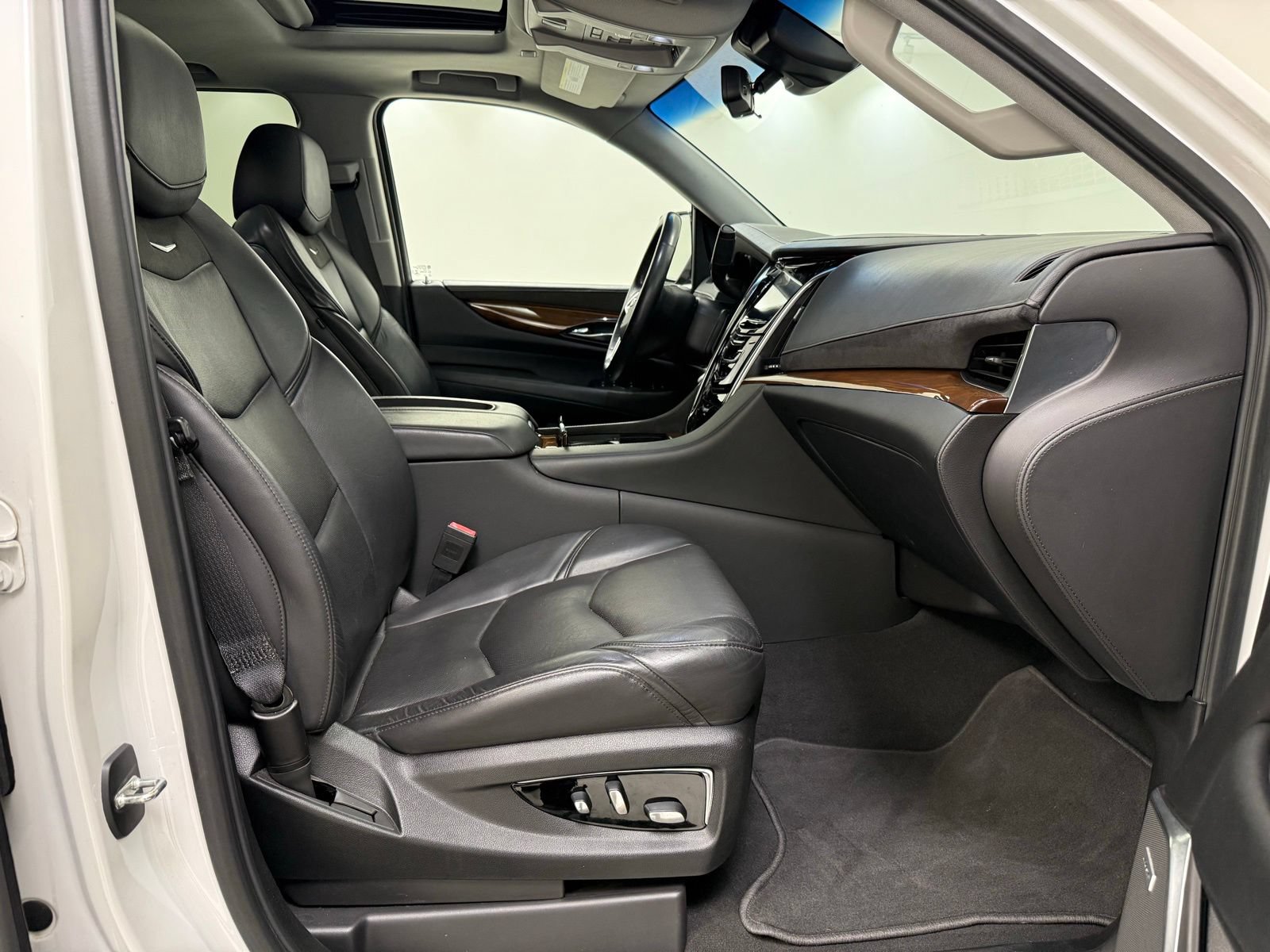Used 2019 Cadillac Escalade ESV Luxury AWD/4WD image 32