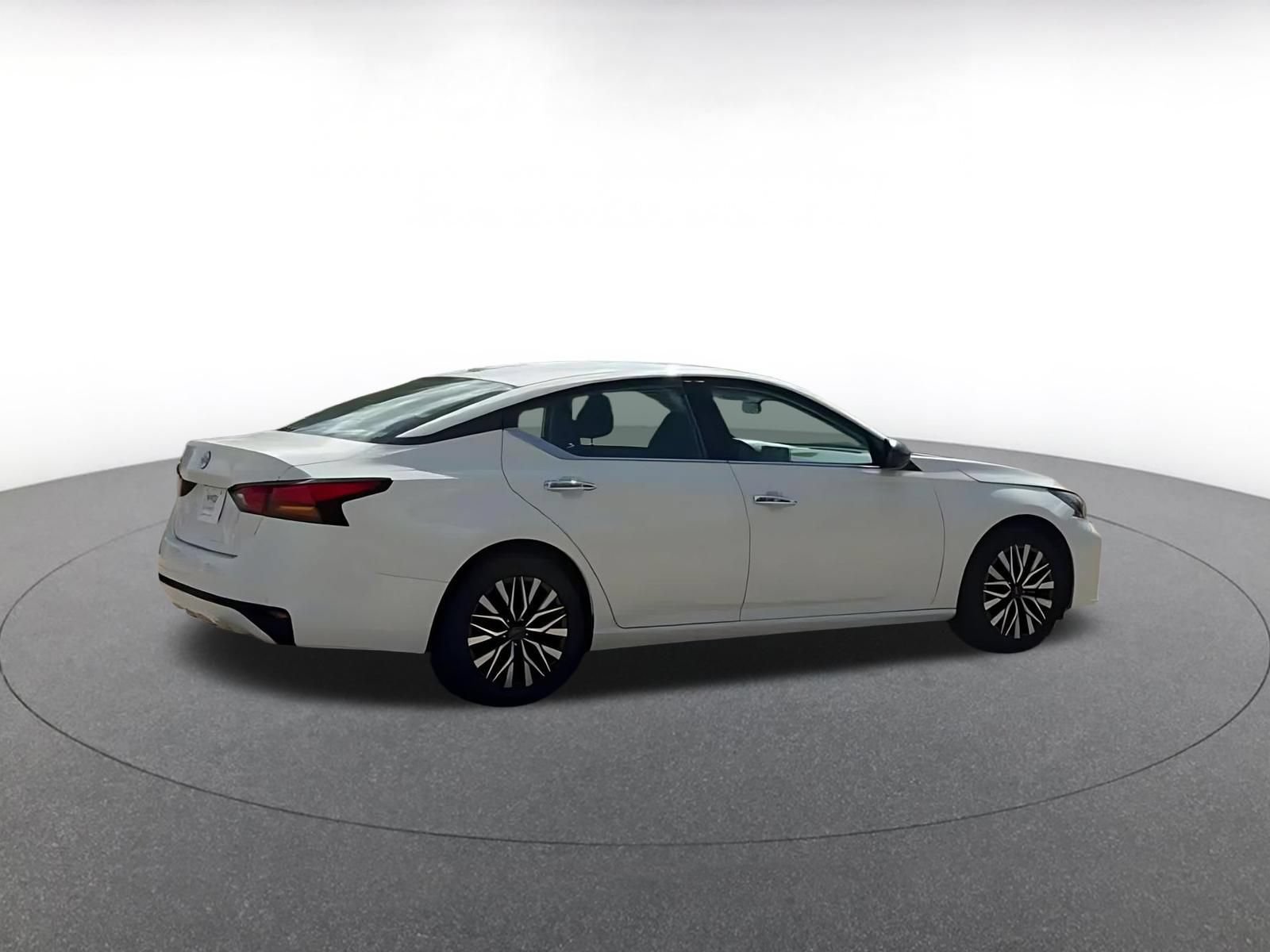 Used 2025 Nissan Altima 2.5 SV FWD image 15