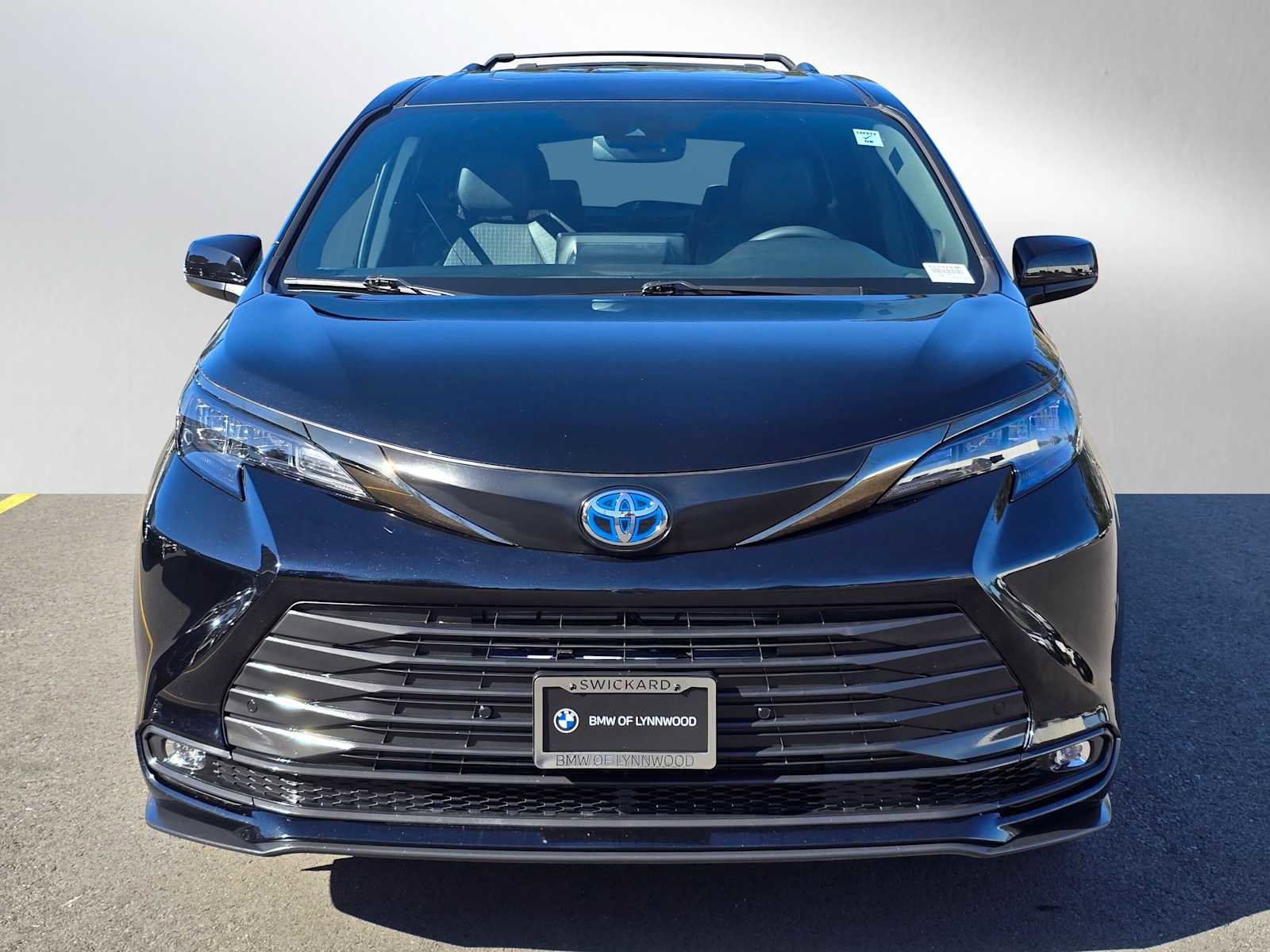 Used 2024 Toyota Sienna XLE Woodland Edition AWD/4WD image 8