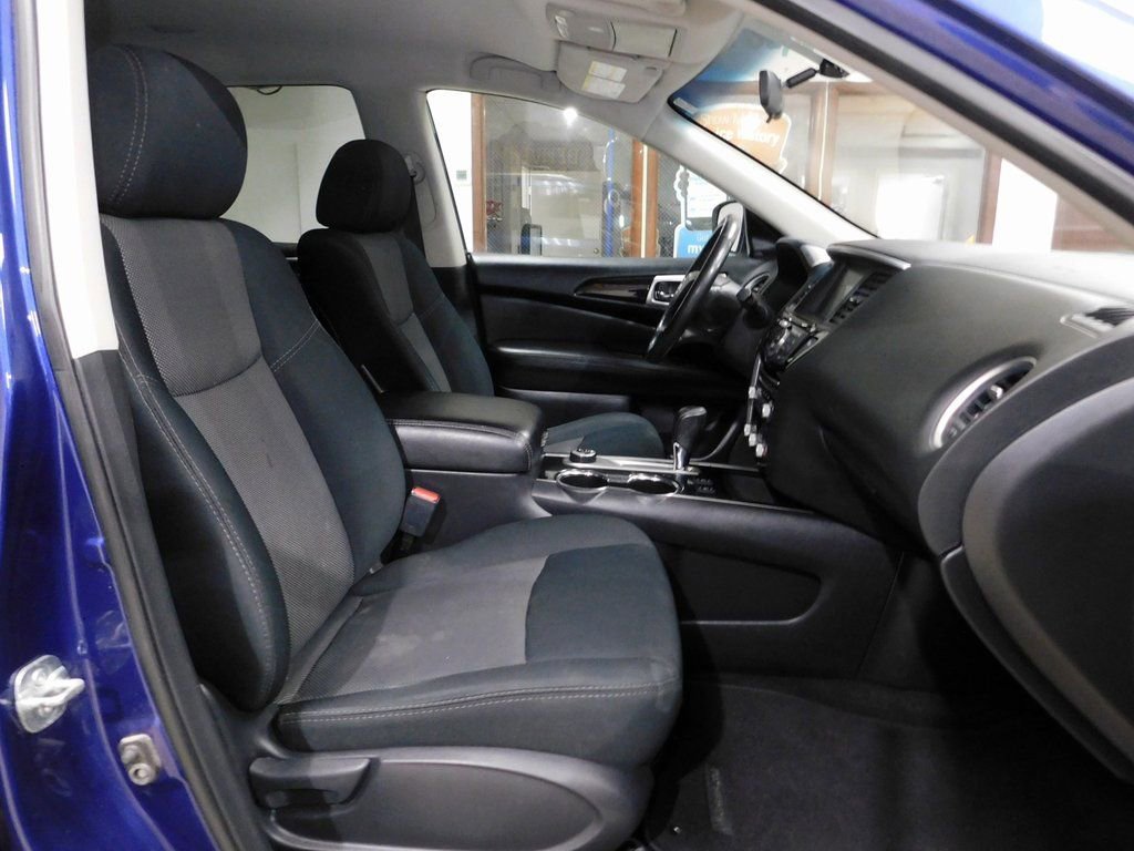 Used 2018 Nissan Pathfinder SV image 88