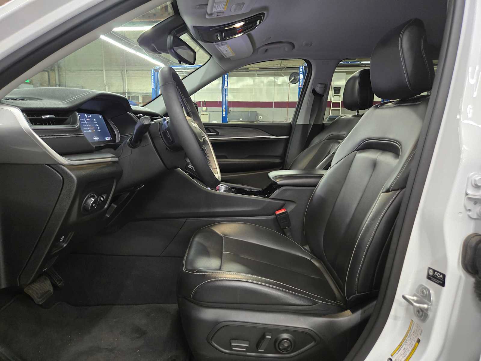 Used 2023 Jeep Grand Cherokee Limited w/ Black Appearance Package AWD/4WD image 18